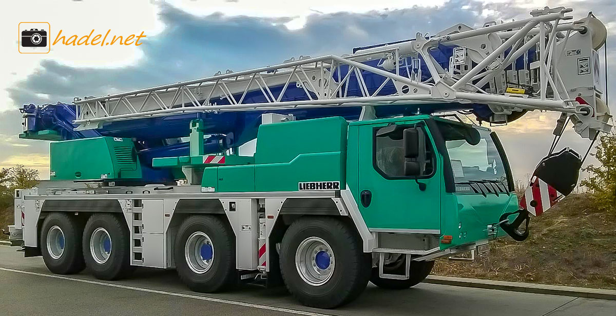 Liebherr LTM 1090-4.2 / SN: 089 282 on the way to Port Brisbane>                 				 </div>
			<div class=