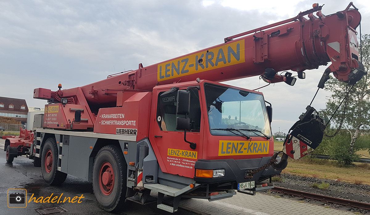 Liebherr LTM 1030-2.1 / SN: 051 382 (YoM: 2008) with a little counterweight trailer