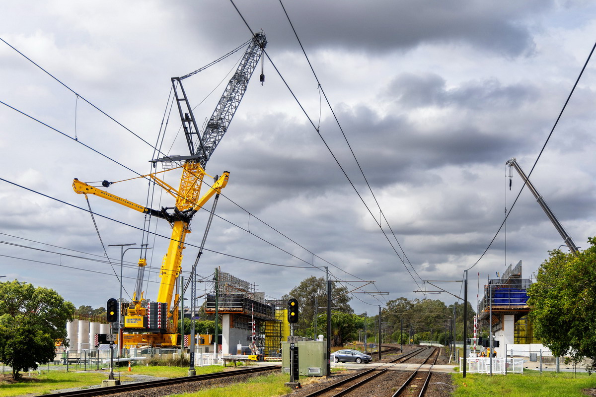 Liebherr LTR 11200 von Universal Cranes modernisiert Bahnübergang in Australien